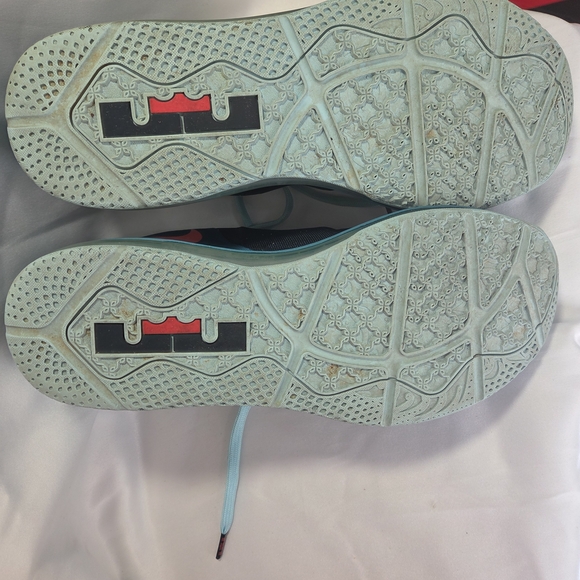 Nike LeBron XI Low Sneakers MENS SZ 11 - Picture 5 of 8